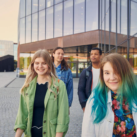 Opiskelijoita Kauppakorkeakoulun edessä