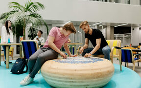 Opiskelijoita tekemässä palapeliä