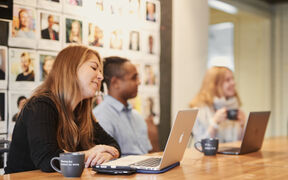 Opiskelijoita tietokoneiden ääressä