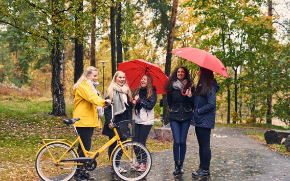 Sateenvarjot kampuksella