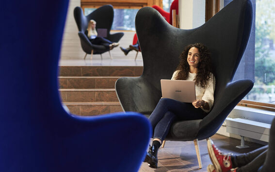 Nainen nojatuolissa Dipolissa