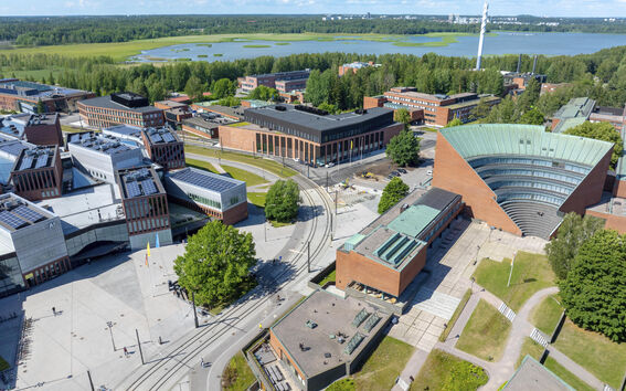 Näkymä Otaniemen kampuksen keskiöstä