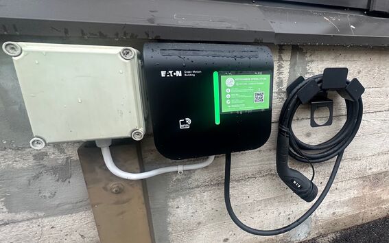 Vuorimiehentie 2 sähköauton laturi.