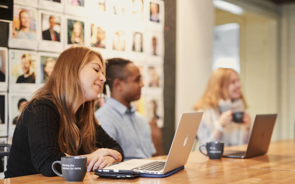 Opiskelijoita tietokoneiden ääressä