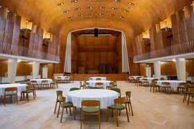 Aalto Töölön juhlasali pöydillä