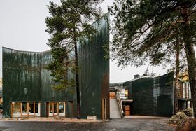 Dipoli ja ympäröivää luontoa