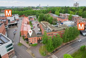 Tietotie 2 sijaitsee kampuksen keskeisellä paikalla Kauppakorkeakoulun ja Taiteiden ja suunnittelun korkeakoulun vieressä, Aalto-yliopiston metroaseman kahden sisäänkäynnin välissä.