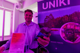 Startup-yrityksen perustaja esittelee tuotettaan Demo Day 2025 -tapahtumassa