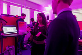 Startupin perustaja tuotteensa takana Demo Day 2025 -tapahtumassa