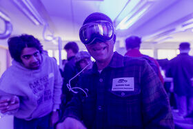 Henkilö VR-lasit päässä katsoo kameraan Demo Day 2025 -tapahtumassa