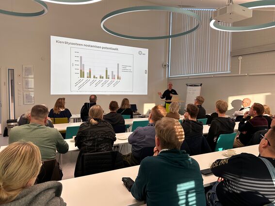 Luento Ämmässuon ekomo-keskuksessa.